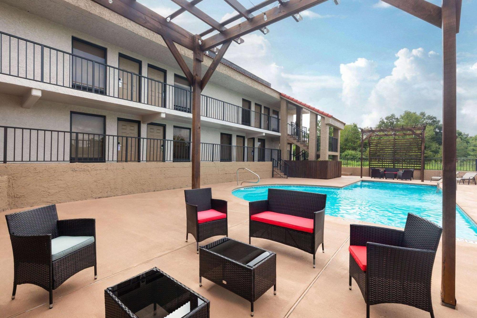 Ramada By Wyndham Bainbridge Hotel Buitenkant foto